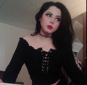 Meet your Posher, Monica inmaculada